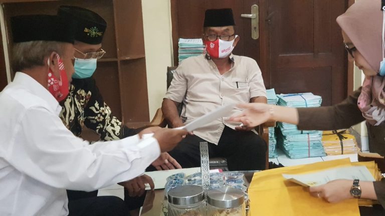 Penyerahan 12 Sertifikat Wakaf PTSL