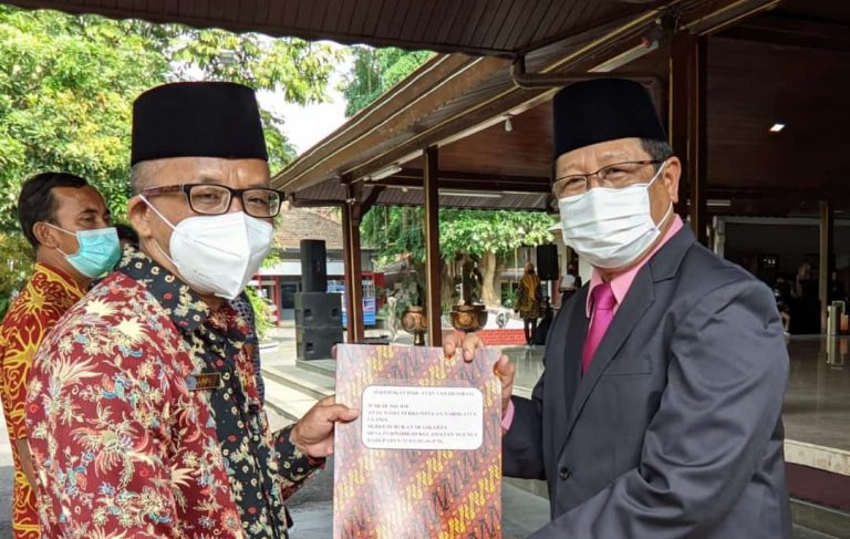 Penyerahan 34 sertifikat wakaf BHPNU Tulungagung