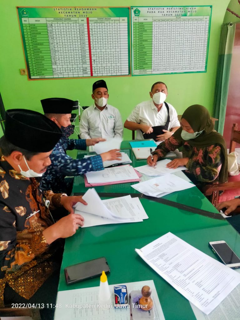 Penandatanganan AIW Tanah Wakaf di KUA Kec. Mojo