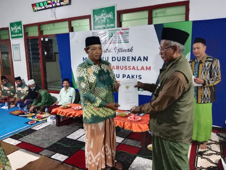 Penyerahan Duplikat Sertifikat Wakaf untuk Wakif MWCNU Durenan di Masjid Darussalam